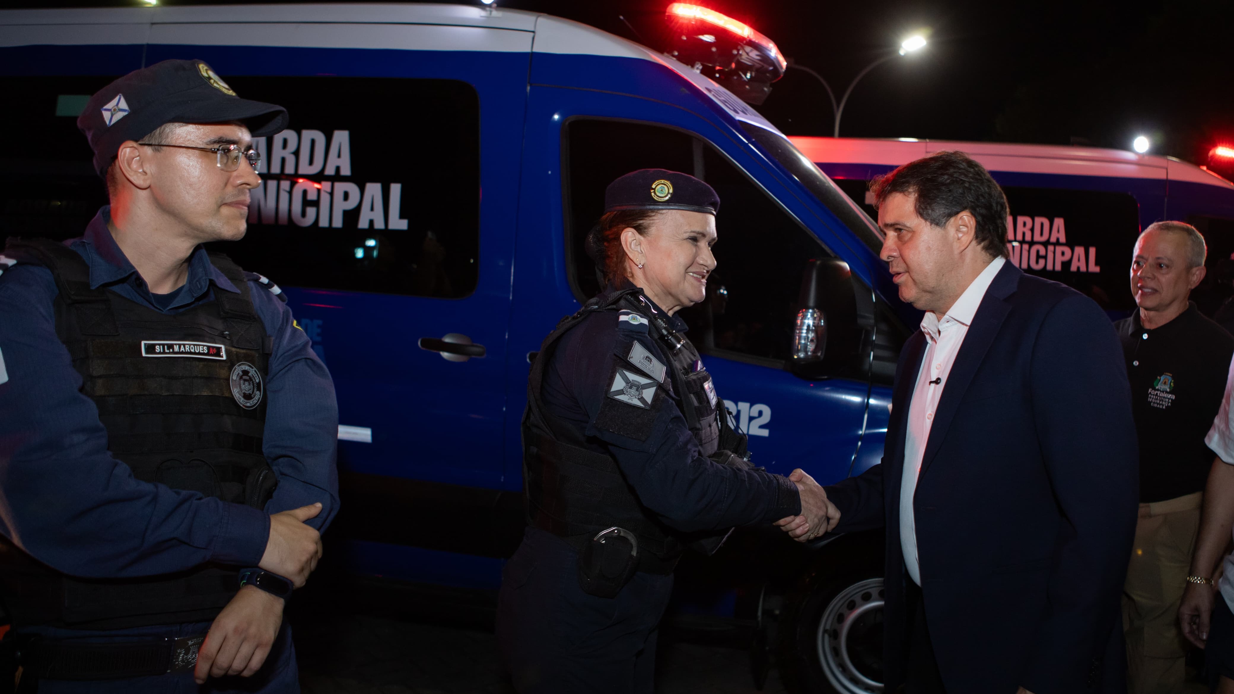 grupo de pessoas posa para a foto